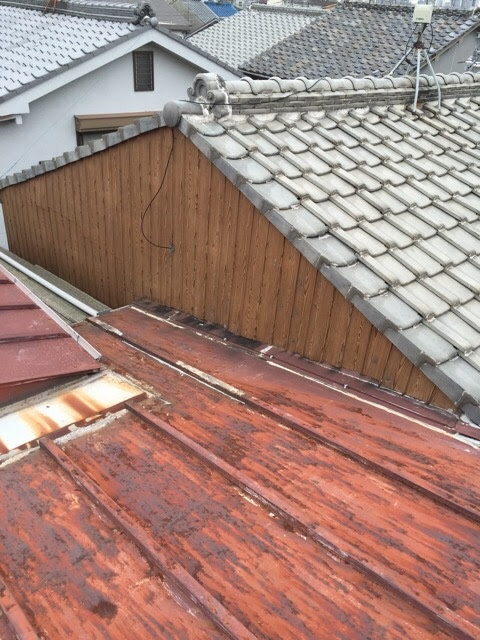 壁際の取り合い部分で見られる塗膜の剥離とサビの進行状況
