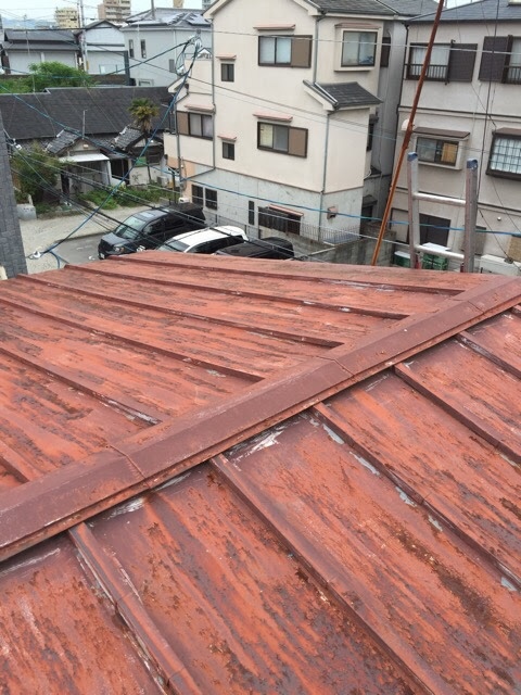 板金継ぎ目の劣化と広範囲に広がる赤サビ