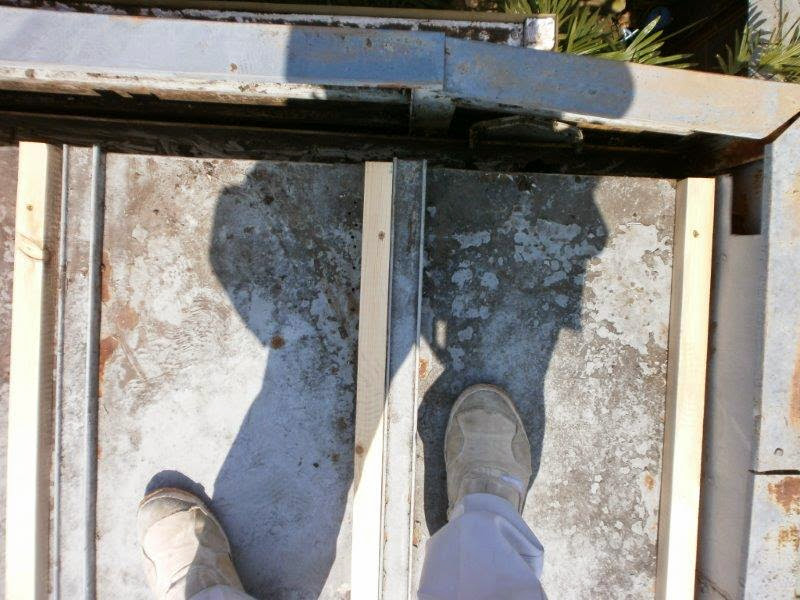 屋根カバー工法：既存屋根への新しい下地木材（垂木）の取り付け作業