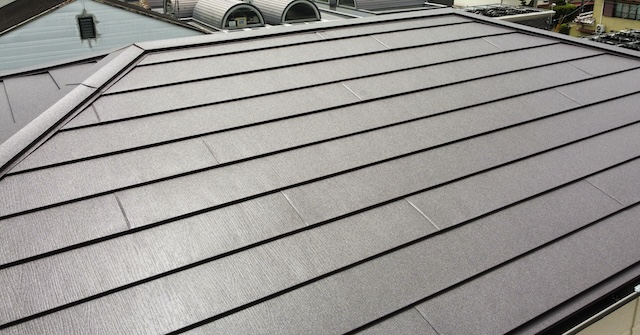 八尾市での屋根リフォーム施工後。スーパーガルテクトを使用した「シュンとしててカッコいい」カバー工法