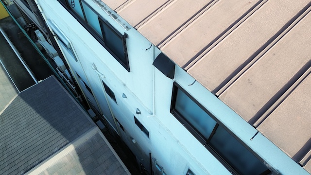 台風や強風被害で雨樋が外れ落ちてしまった外壁・狭小部の状況確認