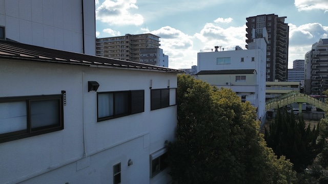 強風により雨樋全体が飛散した金属屋根の建物外観（被災状況の全体像）