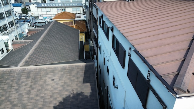 隣家との境界付近で発生した雨樋の飛散被害（ドローンによる高所点検撮影）