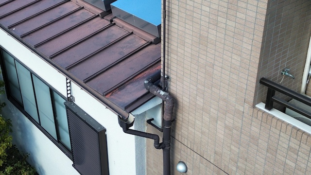 強風の影響で破損・飛散した雨といの集水器および這い樋周辺の拡大写真