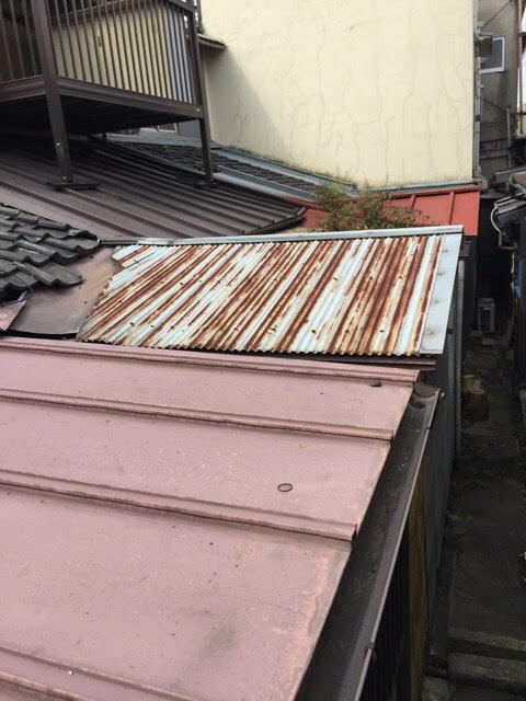 堺市東区で確認された激しくサビて飛散リスクのある金属製の波板
