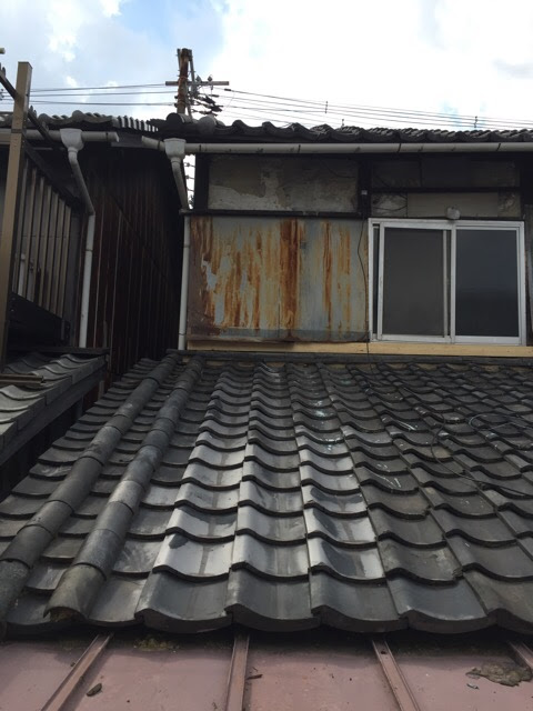 堺市東区の瓦屋根とサビた金属部の全体的な現地調査状況