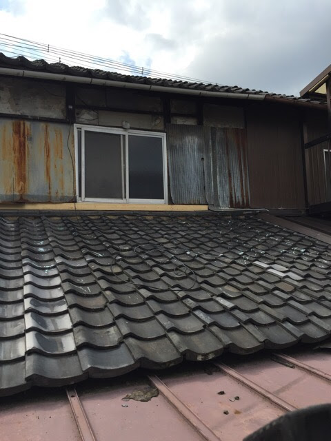 堺市東区の瓦ズレ箇所から見える屋根下地（防水紙・野地板）の劣化状況