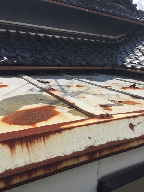 屋根面全体に点在する赤サビ