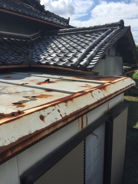 軒先全体に広がる腐食