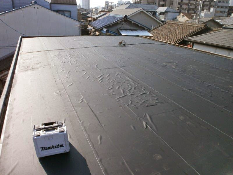 防水工事：野地板の上に防水シート（アスファルトルーフィング）を施工完了