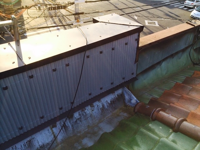 ガルバリウム波板を使用したカバー工法と笠木交換の修理ご提案イメージ