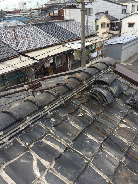 【大阪市住之江区】瓦屋根の隙間埋めは雨漏りの原因！金属屋根への葺き替えで地震対策