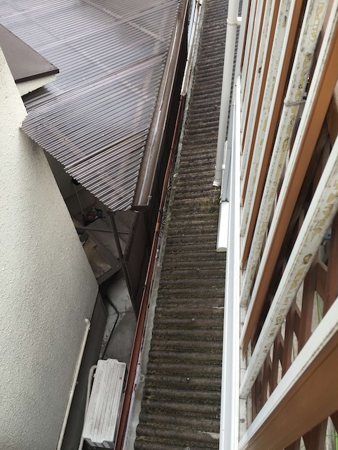隣家との狭い隙間にある波型スレート下屋の劣化状況