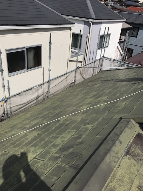 大阪市東成区で確認したスレート屋根の塗装剥がれと色むら、下地処理を見極める現地調査