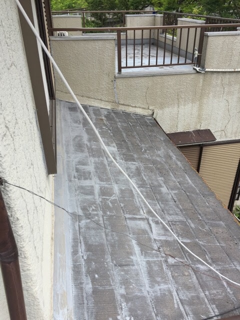 白く劣化した屋根面