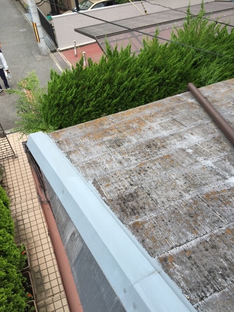 大阪市東淀川区で調査したスレート屋根のコケ・赤茶色変色と白化が進んだ屋根に屋根カバー工事を検討