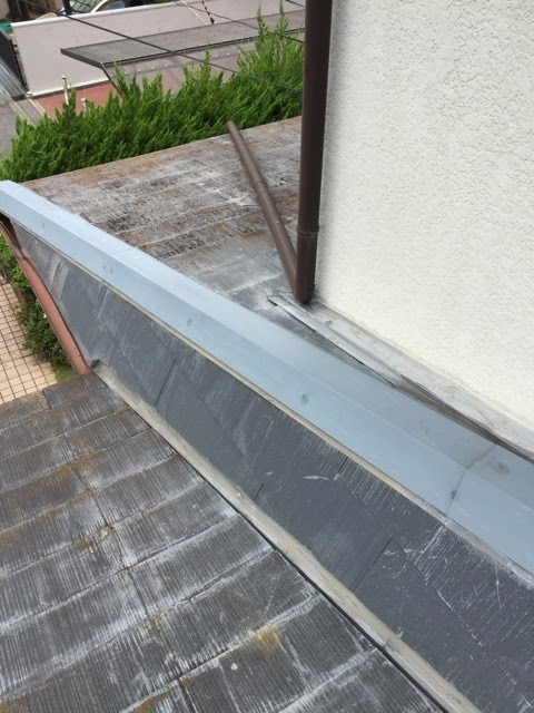 壁際板金と白化屋根