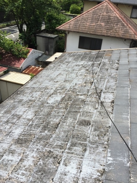 大阪市東淀川区で確認したケラバ板金・棟板金の赤サビと白化したスレート屋根のカバー工事検討