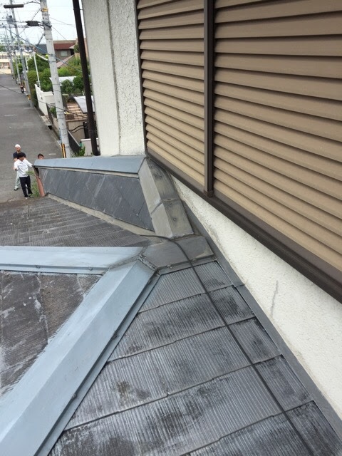 大阪市東淀川区でスレート屋根の白化と塗膜劣化を調査し屋根カバー工法を検討した現地確認