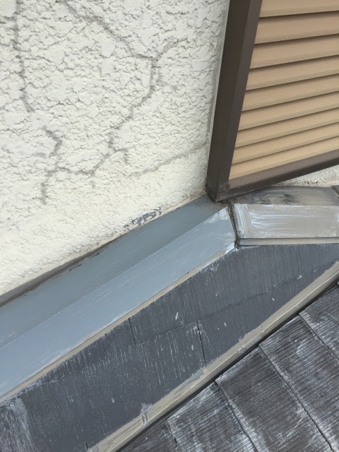大阪市東淀川区で壁際板金の補修跡と白化した屋根を調査、再発しやすい取り合い部の修理とスレート屋根カバー工事