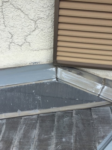 壁際と窓下の板金継ぎ目