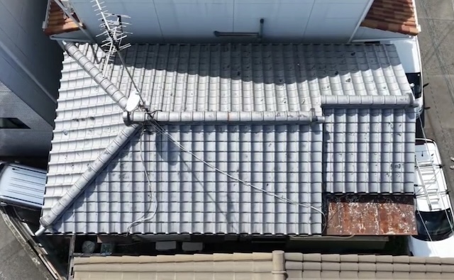 瓦屋根と下屋の上空写真