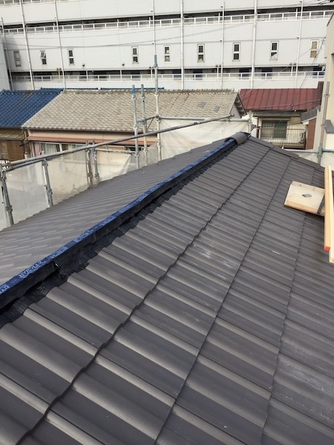 新屋根材施工中の屋根