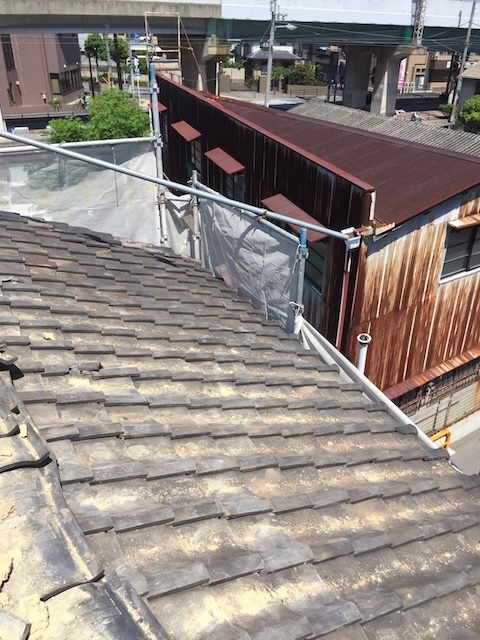大阪市天王寺区で葺き替え工事前に確認した経年劣化の見られる既存瓦屋根