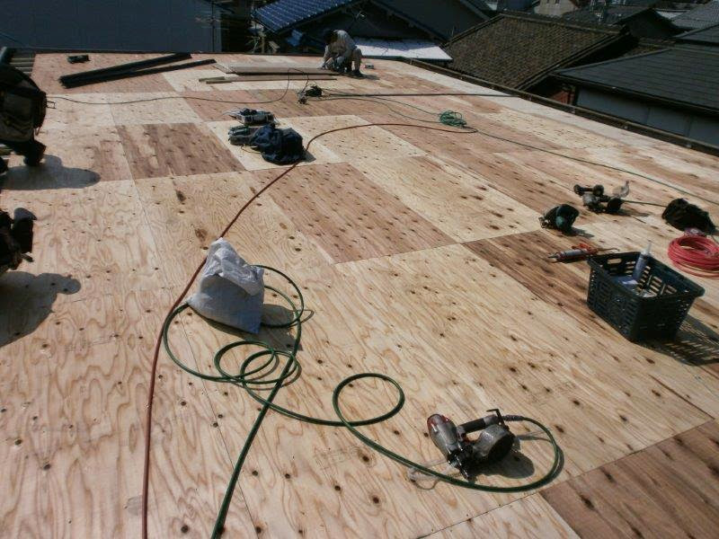 下地工事完了：野地板（構造用合板）を全面に張り終えた状態