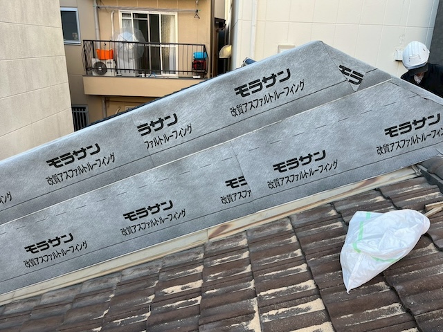  高耐久な防水シート「モラサン」を妻壁全体に隙間なく施工