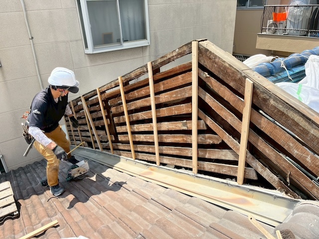 腐食部分を取り除き新しい木材で壁の骨組みを補強