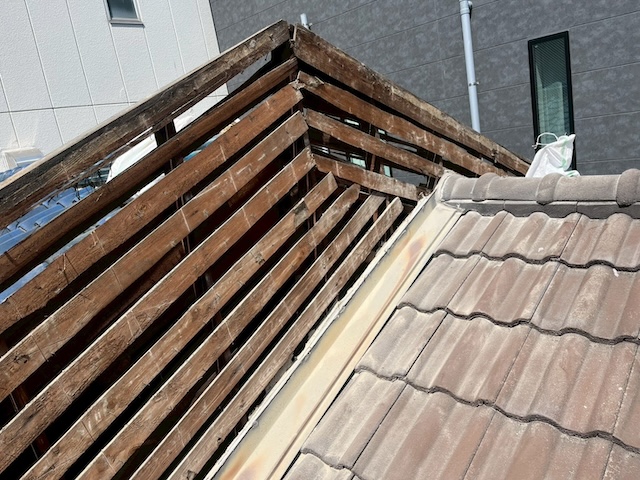 古いモルタルを剥がした後に露出した、長年の雨漏りで傷んだ既存の木下地