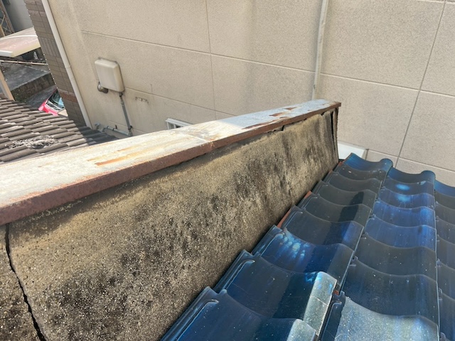 外壁モルタルの深刻な劣化とひび割れ、黒ずみの状況