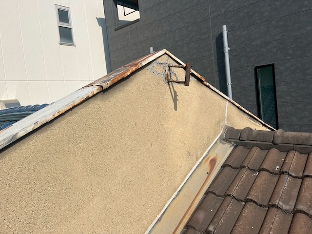 柏原市の住宅で発生した外壁（妻壁）の剥がれと雨漏りの現場調査風景