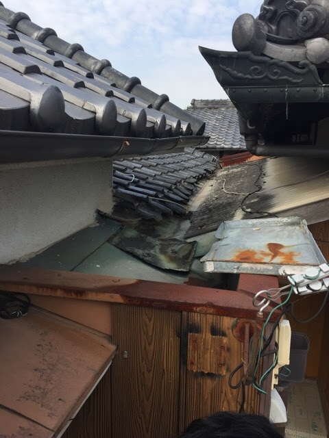 大阪市北区の日本瓦の屋根における谷樋（屋根の溝）と雨樋の補修提案箇所
