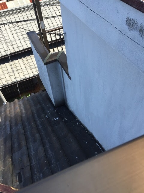 大阪市天王寺区での雨漏り調査、外壁と瓦屋根の接合部（壁際取り合い）の様子