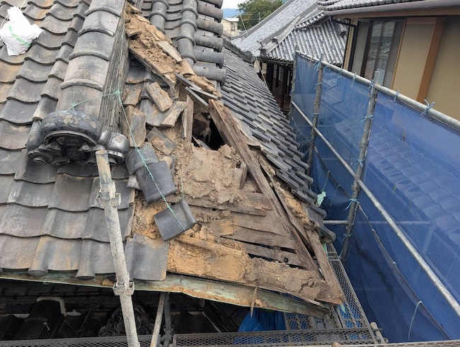大阪市生野区でいぶし瓦と葺き土を撤去して現れた傷んだ屋根下地