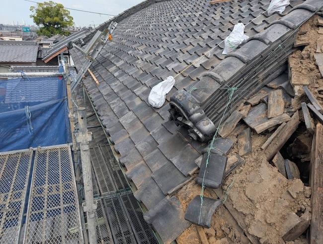 葺き土露出の棟端部