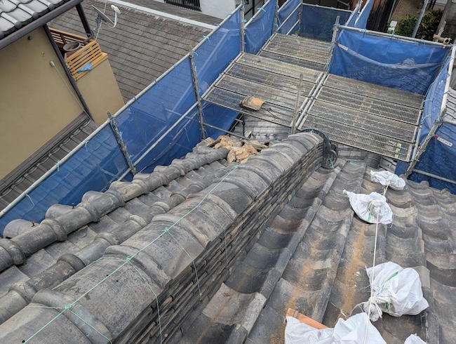 大阪市生野区で確認したいぶし瓦と葺き土の撤去後に見えた下地劣化に対応する瓦屋根葺き替え工事
