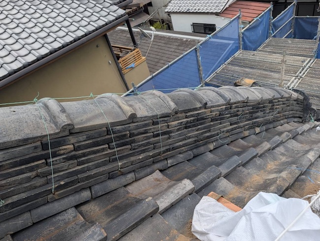 緊結線で固定した棟瓦