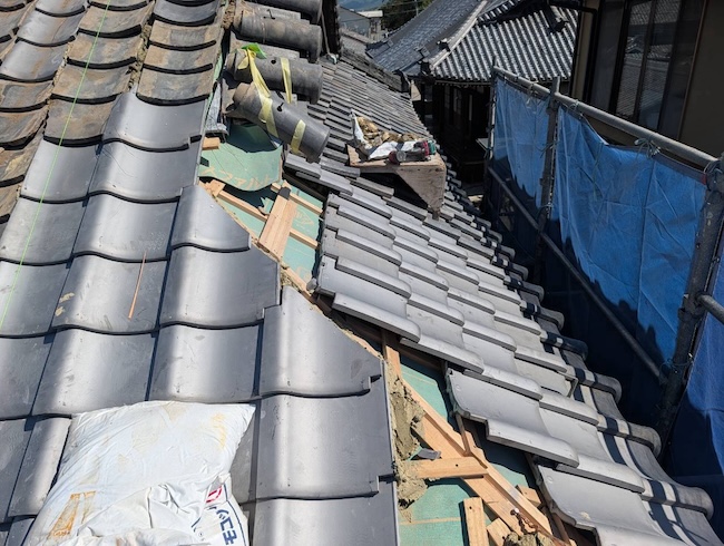 仮戻しした瓦の屋根面