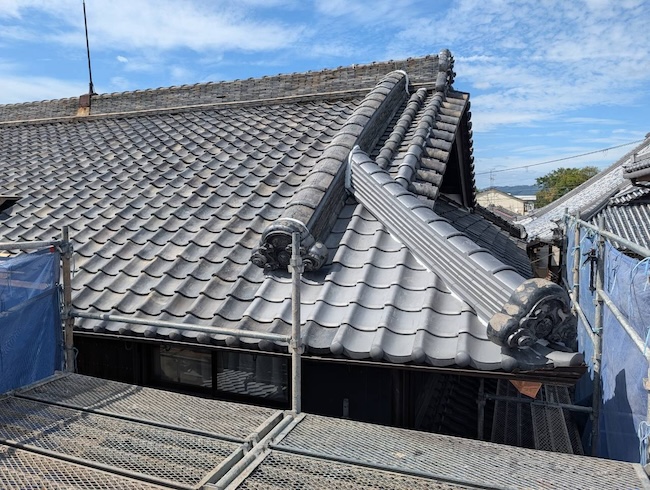 大阪市生野区でいぶし瓦屋根の部分復旧が完了した全景
