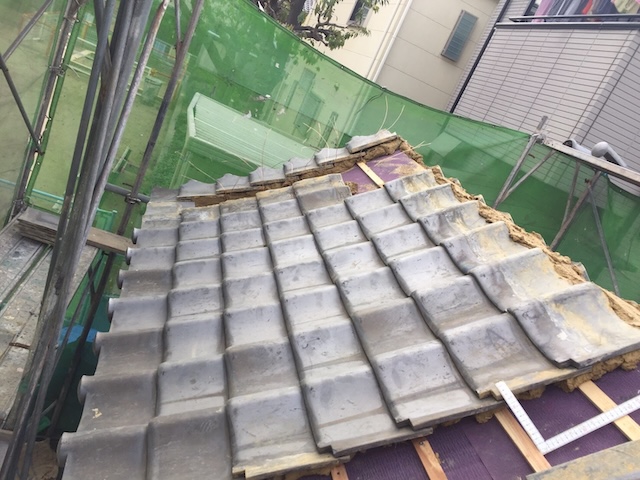 屋根面の瓦復旧途中