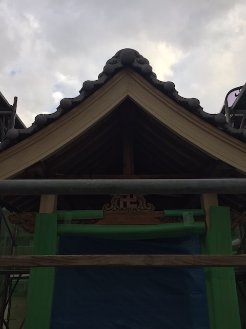 大阪市天王寺区でいぶし瓦屋根の葺き直しが完了したお堂正面
