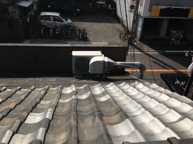 下屋根とエアコン室外機。屋根全体の軽量化が建物の負担を減らす