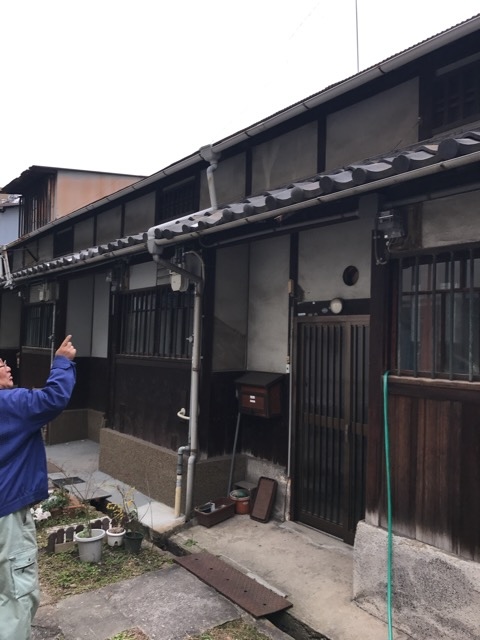 大阪市旭区で庭に土と瓦が！1日の部分修理で落下と雨漏り不安をゼロに