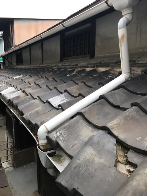 雨樋に引っかかって落下寸前の危険な日本瓦