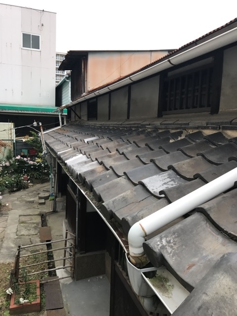 瓦が大きくズレて葺き土が露出し雨漏りリスクが高い屋根