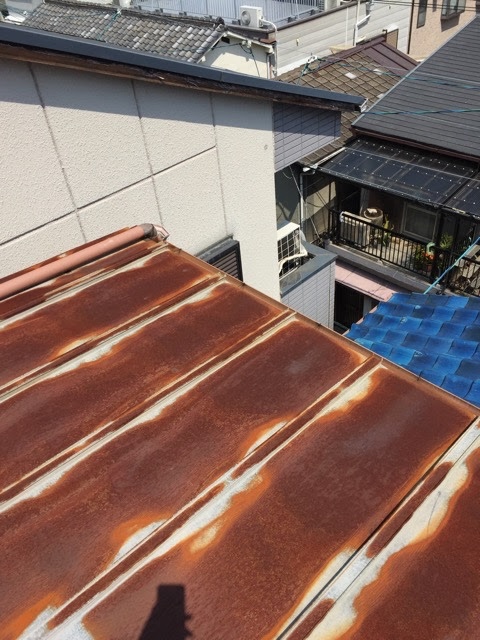 2026年最新の屋根部分補修にかかる費用と工期の目安を示すイメージ