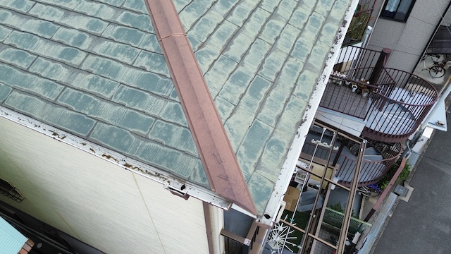 吹田市で屋根のコケをドローン調査！カバー工法で他社より安く解決